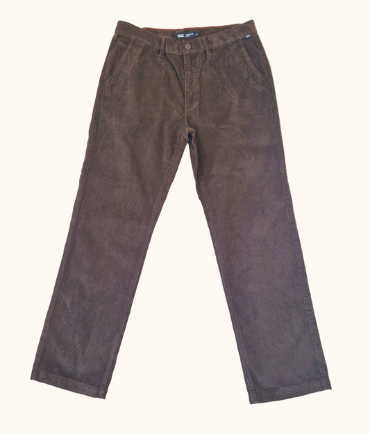 Einzigartige und nachhaltige Vintage Cordhose in dunkelbraun von Vans. Front.