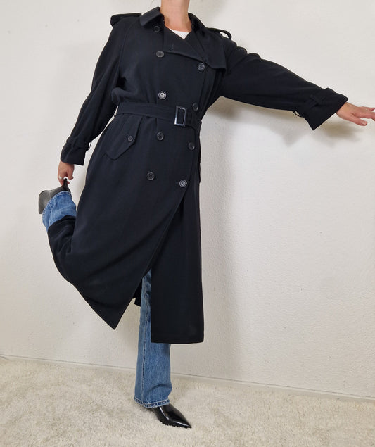 Einzigartiger und nachhaltiger Vintage Trenchcoat in schwarz. Model.