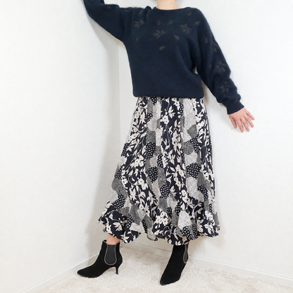 Einzigartiger und nachhaltiger Vintage Rock in schwarz-weiss mit Patchwork. Unique and sustainable vintage skirt in black-white with patchwork. Model.
