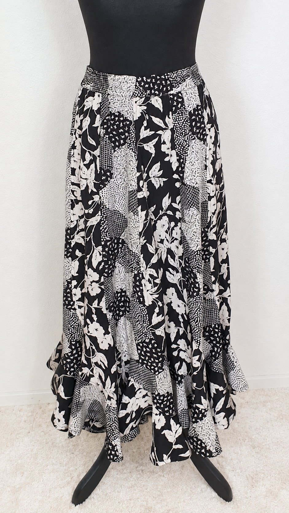 Einzigartiger und nachhaltiger Vintage Rock in schwarz-weiss mit Patchwork. Unique and sustainable vintage skirt in black-white with patchwork. Front.