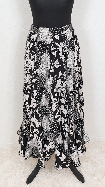 Einzigartiger und nachhaltiger Vintage Rock in schwarz-weiss mit Patchwork. Unique and sustainable vintage skirt in black-white with patchwork. Front.
