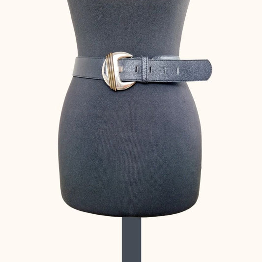 Einzigartiger und nachhaltige Vintage Gürtel in schwarz mit silber-gold. Unique and sustainable vintage belt in black with silver-gold. Front.