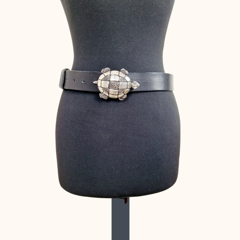 Einzigartiger und nachhaltiger Vintage Gürtel mit Schildkröte. Unique and sustainable vintage belt with turtle. Front.