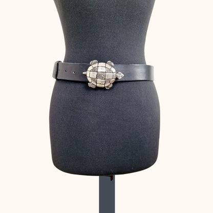 Einzigartiger und nachhaltiger Vintage Gürtel mit Schildkröte. Unique and sustainable vintage belt with turtle. Front.