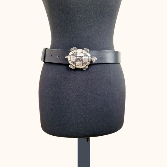 Einzigartiger und nachhaltiger Vintage Gürtel mit Schildkröte. Unique and sustainable vintage belt with turtle. Front.