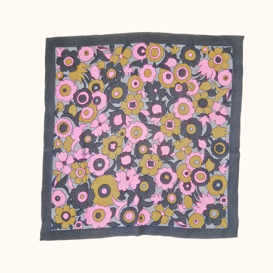 Einzigartiges und nachhaltiges Vintage Tuch in anthrazit-pink-ocker mit Blumen. Front.