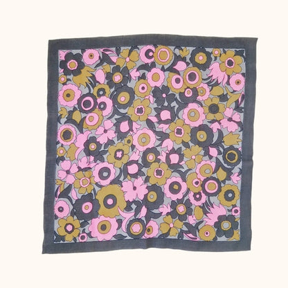 Einzigartiges und nachhaltiges Vintage Tuch in anthrazit-pink-ocker mit Blumen. Front.