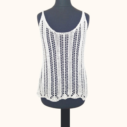 Einzigartiges und nachhaltiges Vintage Top mit Lochmuster in weiss. Front.