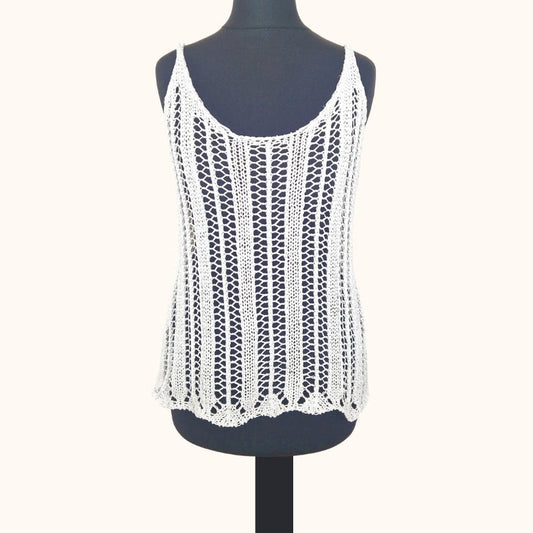 Einzigartiges und nachhaltiges Vintage Top mit Lochmuster in weiss. Front.