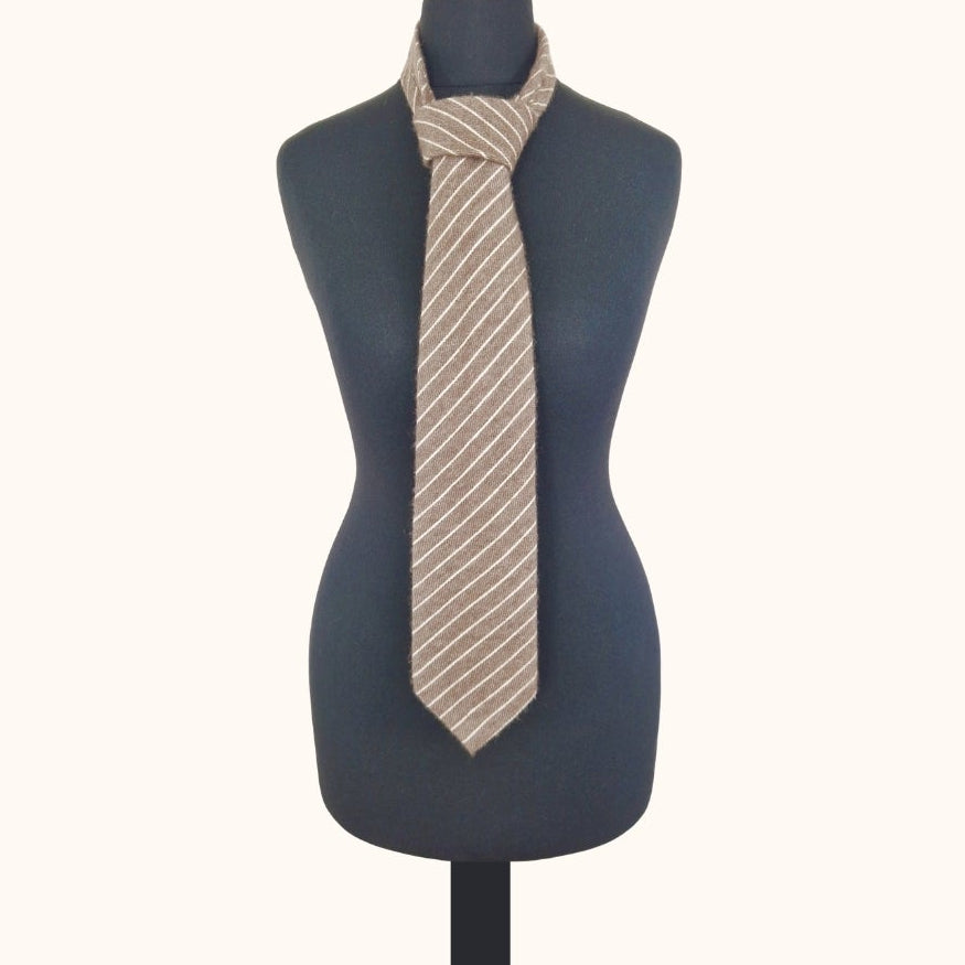 Einzigartige und nachhaltige Vintage Krawatte in braun-beige, gestreift, aus Kaschmir. Front.
