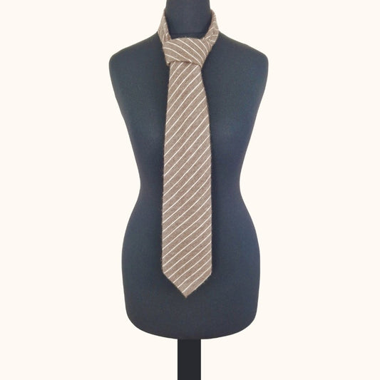 Einzigartige und nachhaltige Vintage Krawatte in braun-beige, gestreift, aus Kaschmir. Front.