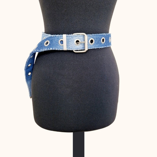 Einzigartiger und nachhaltiger Vintage Gürtel in Jeans. Unique and sustainable vintage belt in jeans. Front.