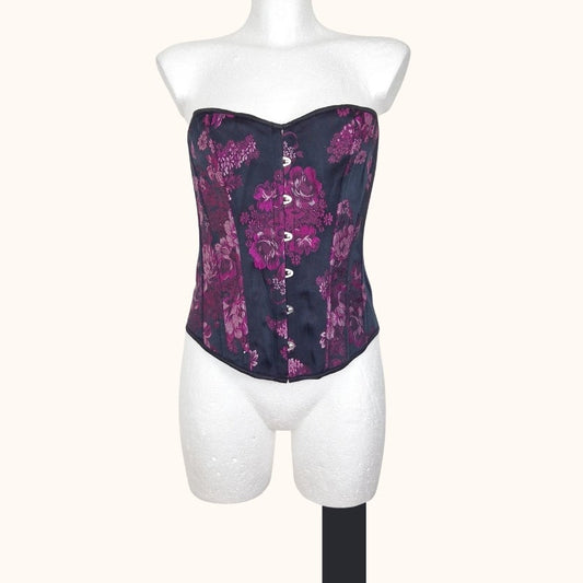 Einzigartiges und nachhaltiges Vintage Corset in violett-schwarz mit Blumen. Unique and sustainable vintage corset in purple-black with flowers. Front.
