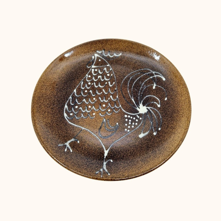 inzigartiger und nachhaltiger Vintage Teller mit Hahn. Unique and sustainable vintage plate with rooster. Above.