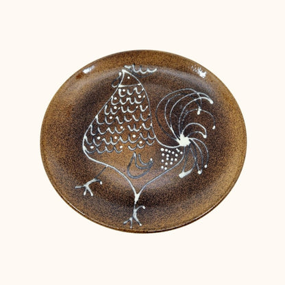 inzigartiger und nachhaltiger Vintage Teller mit Hahn. Unique and sustainable vintage plate with rooster. Above.