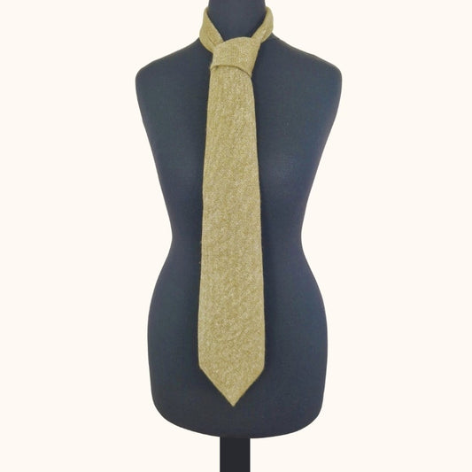 Einzigartige und nachhaltige, olive Vintage Krawatte aus Kaschmir. Front.
