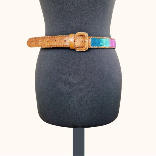 Einzigartiger und nachhaltiger bunter Vintage Gürtel aus Guatemala. Unique and sustainable and colorful vintage belt from Guatemala. Front.