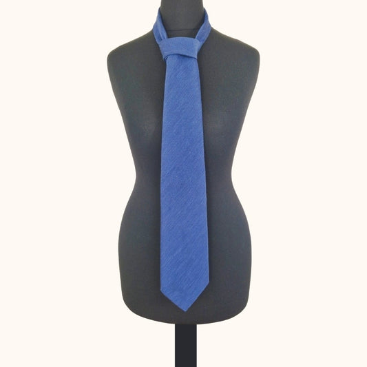 Einzigartige und nachhaltige Vintage Krawatte in blau aus Wolle und Seide von PalZileri. Front. 