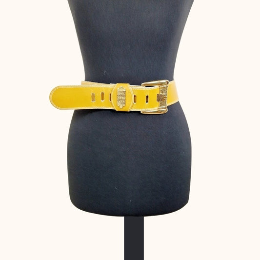 Einzigartiger und nachhaltiger Vintage Gürtel in senfgelb. Unique and sustainable vintage belt in mustard. Front.