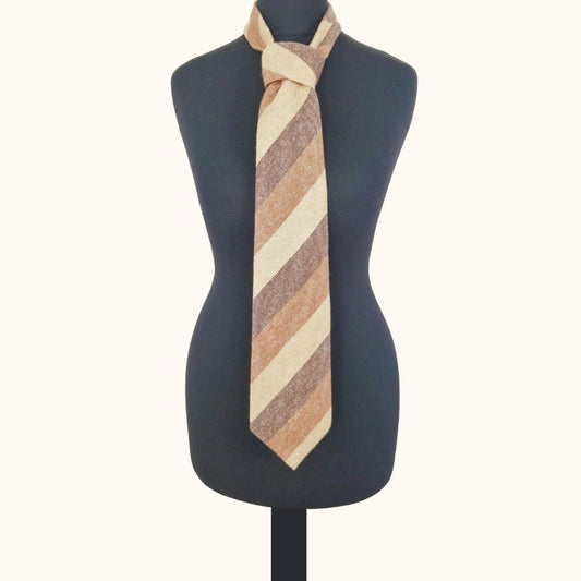 Einzigartige und nachhaltige Vintage Krawatte in dunkelbraun-rotbraun-ockerbeige aus Kaschmir. Front.
