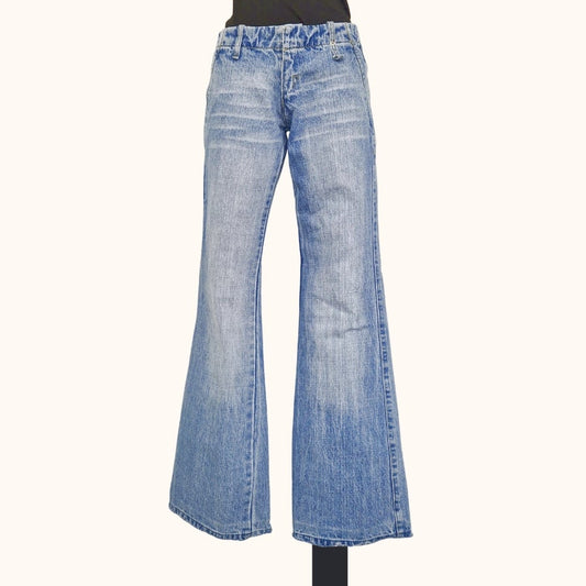 Einzigartige und nachhaltige Vintage Jeans in hellblau mit Bootcut. Front.