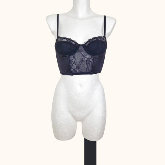 Einzigartiges und nachhaltiges Vintage Corset in schwarz mit Spitzen. Unique and sustainable vintage corset in black with lace. Front.
