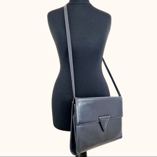 Einzigartige und nachhaltige Vintage Handtasche in dunkelgrau. Unique and sustainable vintage handbag in dark black. Model. 