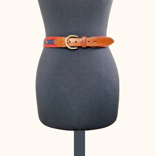 Einzigartiger und nachhaltiger Vintage Gürtel in rot-blau mit Fahnen. Unique and sustainable vintage belt in red-blue with flags. Front.