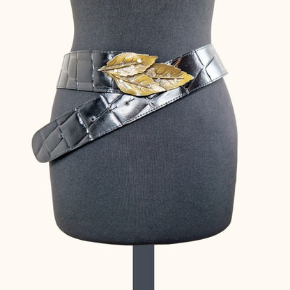 Einzigartiger und nachhaltiger Vintage Gürtel in schwarz mit Blatt. Unique and sustainable vintage belt in black with leave. Front.
