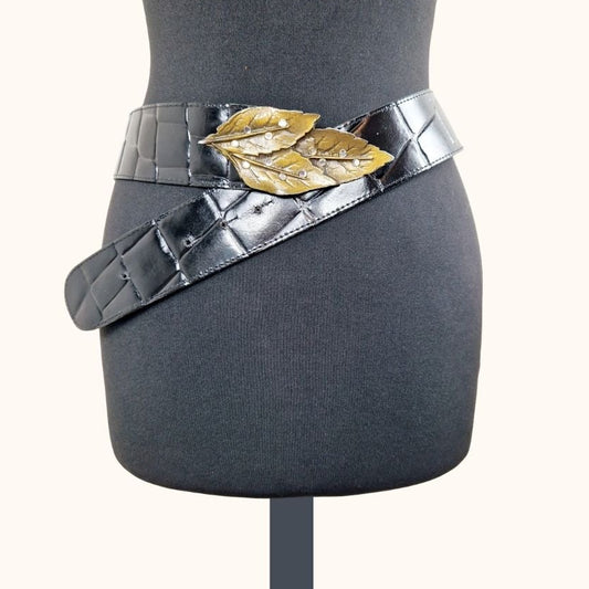 Einzigartiger und nachhaltiger Vintage Gürtel in schwarz mit Blatt. Unique and sustainable vintage belt in black with leave. Front.