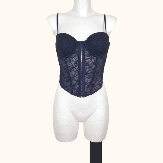 Einzigartiges und nachhaltiges Vintage Corset in schwarz mit Spitzen. Unique and sustainable vintage corset in black with lace. Front.