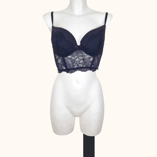Einzigartiges und nachhaltiges Vintage Corset in schwarz mit Spitze. Unique and sustainable vintage corset in black with lace. Front.
