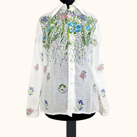 Einzigartige und nachhaltige Vintage Bluse mit Blumenwiese. Unique and sustainable vintage blouse with 	wildflower meadow. Front.