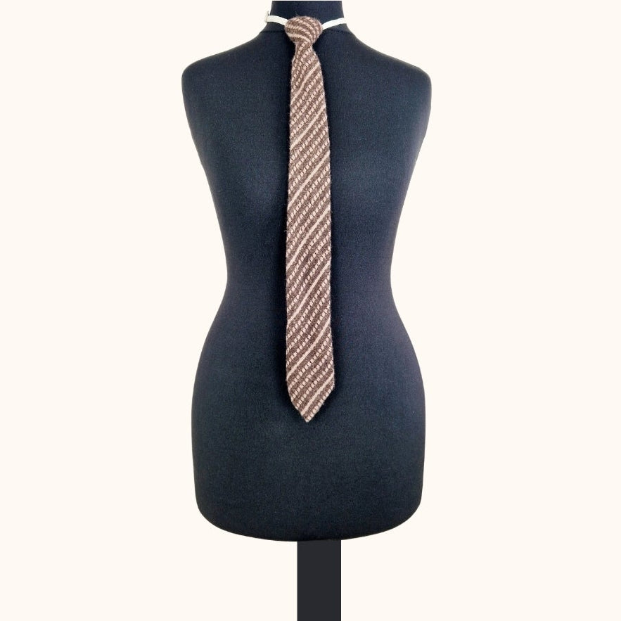 Einzigartige und nachhaltige Vintage Krawatte in braun-beige mit Gummizug. Unique and sustainable vintage tie in brown-beige with clip-on tie. Front.