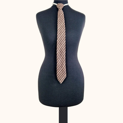 Einzigartige und nachhaltige Vintage Krawatte in braun-beige mit Gummizug. Unique and sustainable vintage tie in brown-beige with clip-on tie. Front.