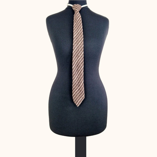 Einzigartige und nachhaltige Vintage Krawatte in braun-beige mit Gummizug. Unique and sustainable vintage tie in brown-beige with clip-on tie. Front.