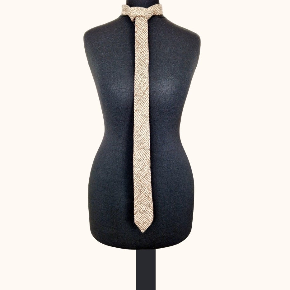 Einzigartige und nachhaltige Vintage Kravatte in creme-braun. Unique and sustainable vintage tie in creme-brown. Front.