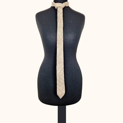Einzigartige und nachhaltige Vintage Kravatte in creme-braun. Unique and sustainable vintage tie in creme-brown. Front.