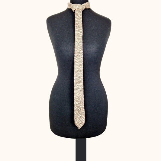 Einzigartige und nachhaltige Vintage Kravatte in creme-braun. Unique and sustainable vintage tie in creme-brown. Front.
