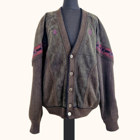 Einzigartiger und nachhaltiger Vintage Cardigan in anthrazit mit Leder. Unique and sustainable vintage cardigan in anthrazit with leather. Front.