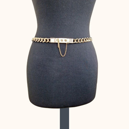 Einzigartiger und nachhaltiger Vintage Kettengürtel. Unique and sustainable vintage chain belt. Front.