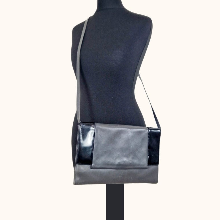 Einzigartige und nachhaltige Vintage Umhängetasche in grau. Unique and sustainable vintage cross-body bad in grey. Model.