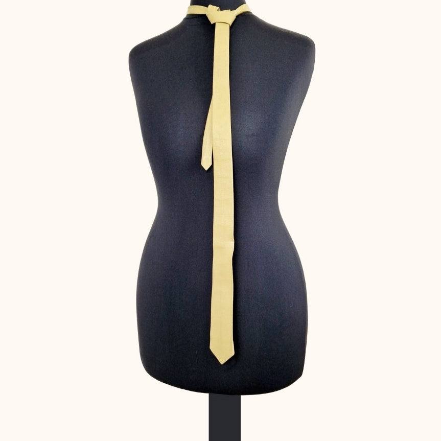 Einzigartige und nachhaltige Vintage Kravatte in Leder. Unique and sustainable vintage tie in leather. Front.