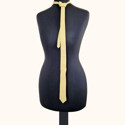 Einzigartige und nachhaltige Vintage Kravatte in Leder. Unique and sustainable vintage tie in leather. Front.