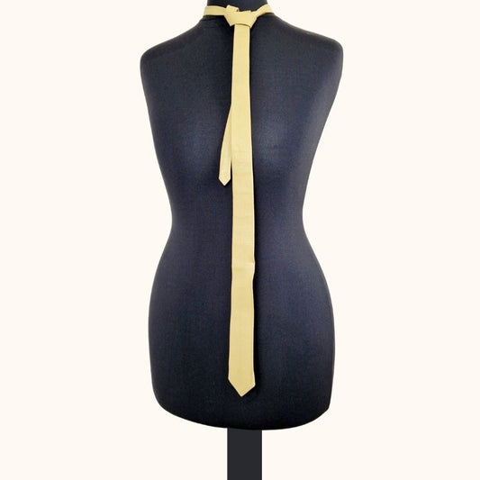 Einzigartige und nachhaltige Vintage Kravatte in Leder. Unique and sustainable vintage tie in leather. Front.