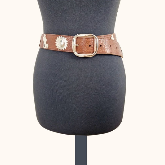 Einzigartiger und nachhaltiger Vintage Gürtel in braun mit Alpszenen. Unique and sustainable vintage belt with alpine scenes. Front.