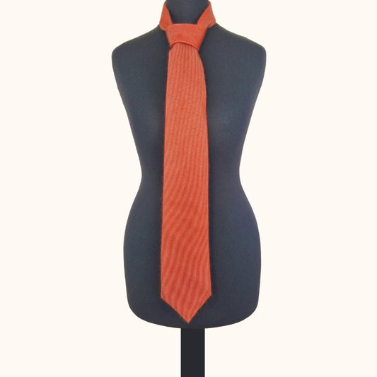 Einzigartige und nachhaltige Vintage Krawatte in orange aus Kaschmir und Seide. Front.