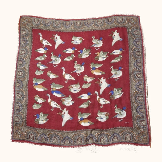 Einzigartiges und nachhaltiges Vintage Tuch in bordeaux-blau-weiss mit Enten und Paisley. Front.