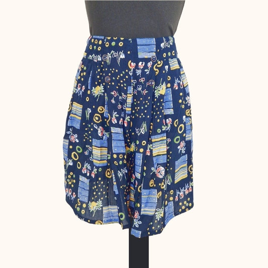 Einzigartige und nachhaltige Vintage Shorts in dunkelblau-hellblau-gelb mit Blumen und Zitronen. Front.