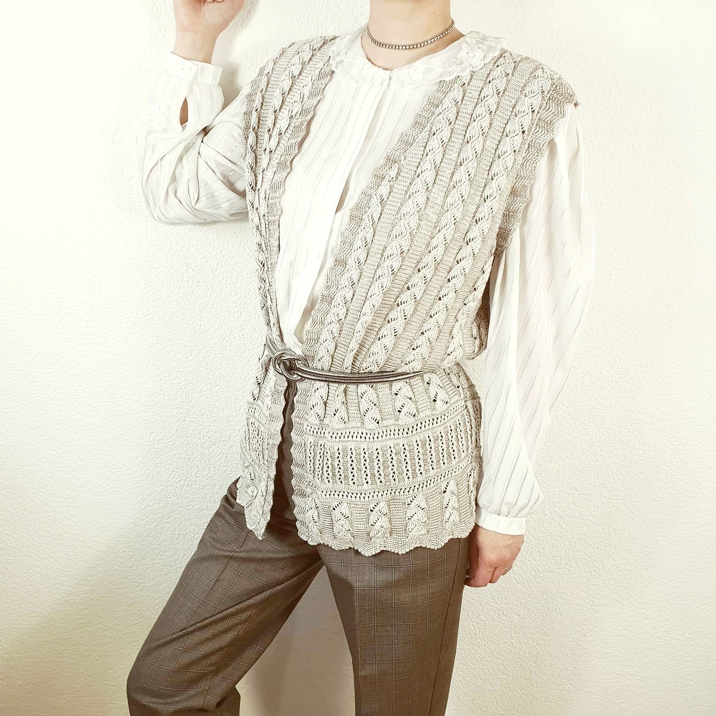 Einzigartige und nachhaltige Vintage Weste in beige. Unique and sustainable vintage vest in beige. Model.